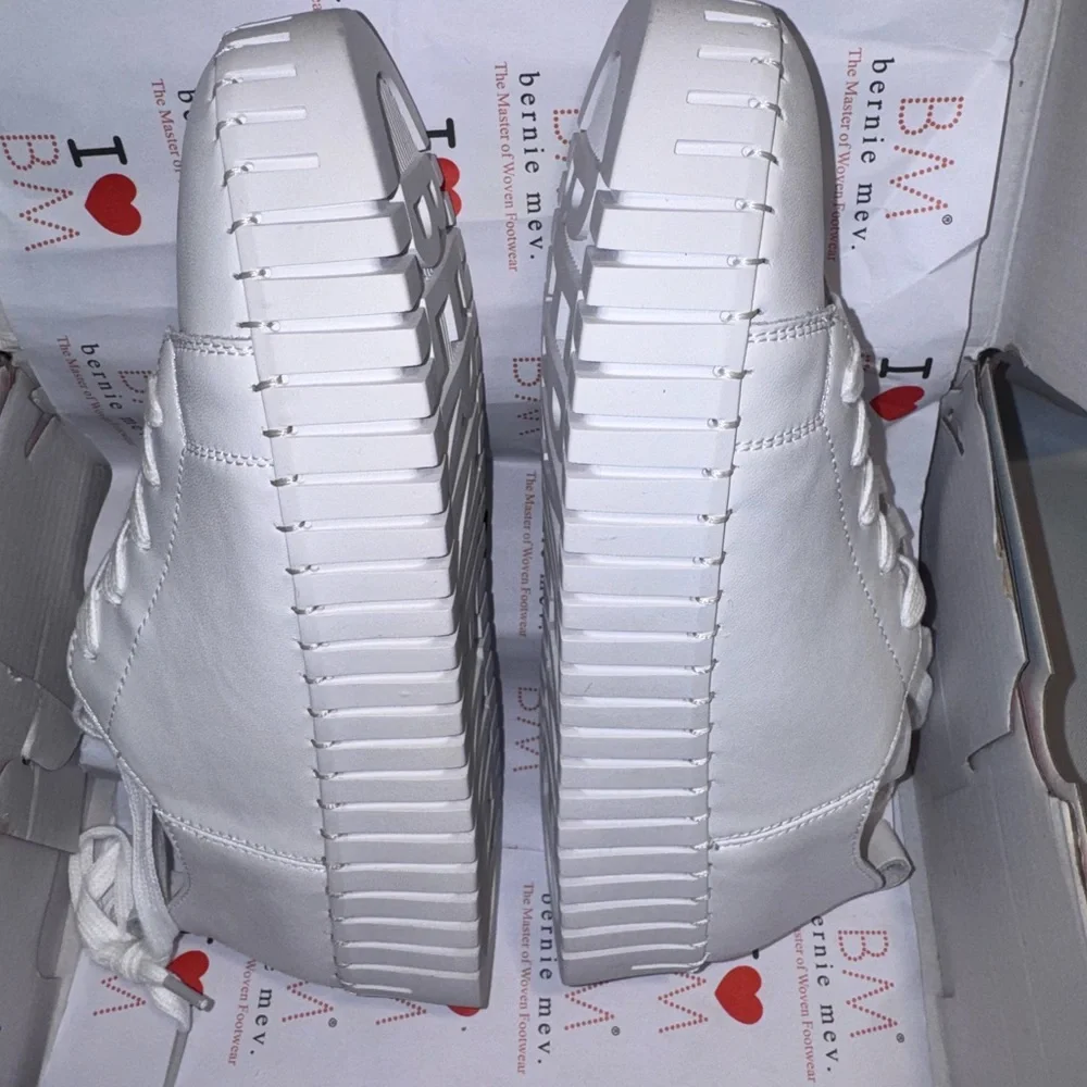 bernie mev. Aya White Memory Foam Platform Sneakers, Size 39 NEW